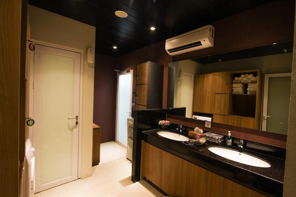 Kuretakeso Kemang Hotel Giacarta Esterno foto